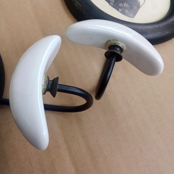 Decorative "Hats" & "Essentials" 10.5" Wall hanging 1930's aesthetic - Picture 6 of 10